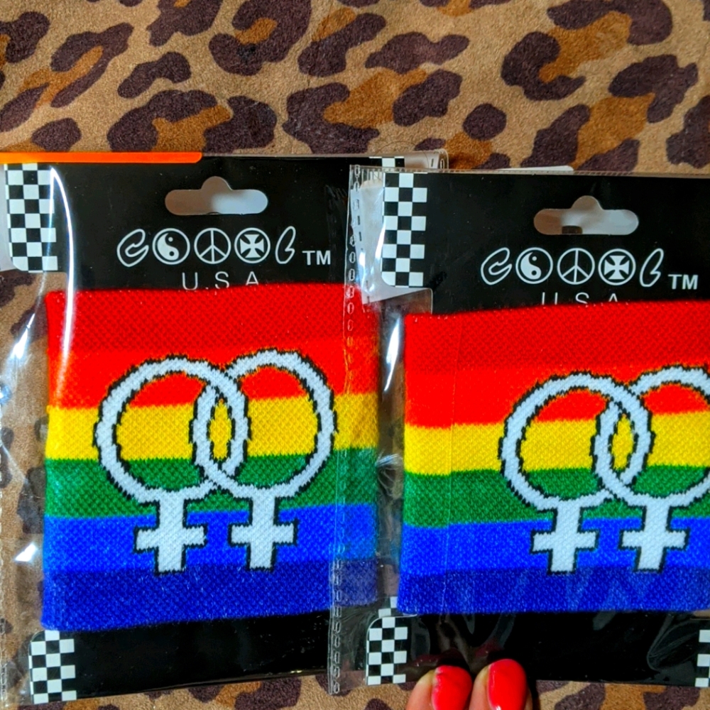 Pack of 2 rainbow female symbol wristbands